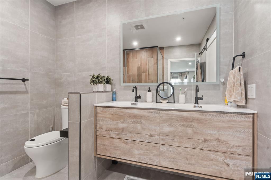 226 The Promenade Edgewater, NJ 07020 - Photo 18 of 33