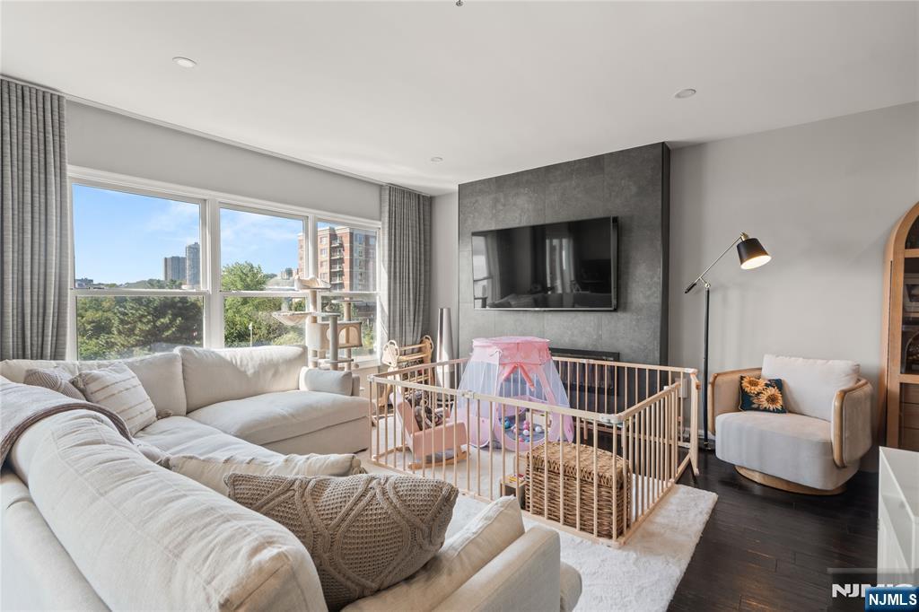 226 The Promenade Edgewater, NJ 07020 - Photo 8 of 33