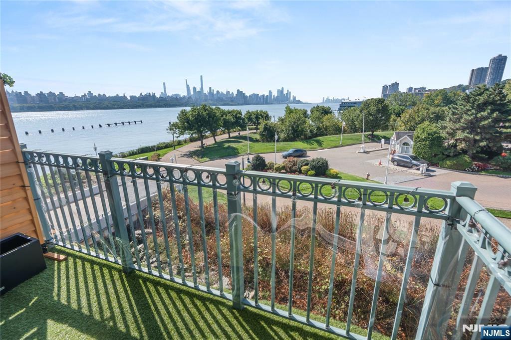 226 The Promenade Edgewater, NJ 07020 - Photo 10 of 33