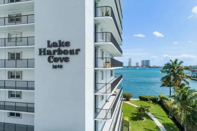 $3,200 | 3040 Lake Shore Drive, Unit 504, Riviera Beach, FL 33404