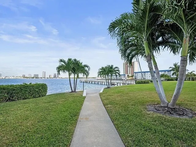 $3,200 | 3040 Lake Shore Drive, Unit 504, Riviera Beach, FL 33404