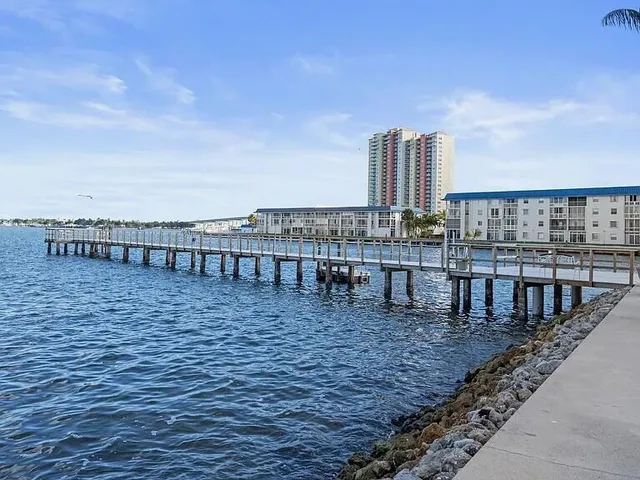 $3,200 | 3040 Lake Shore Drive, Unit 504, Riviera Beach, FL 33404