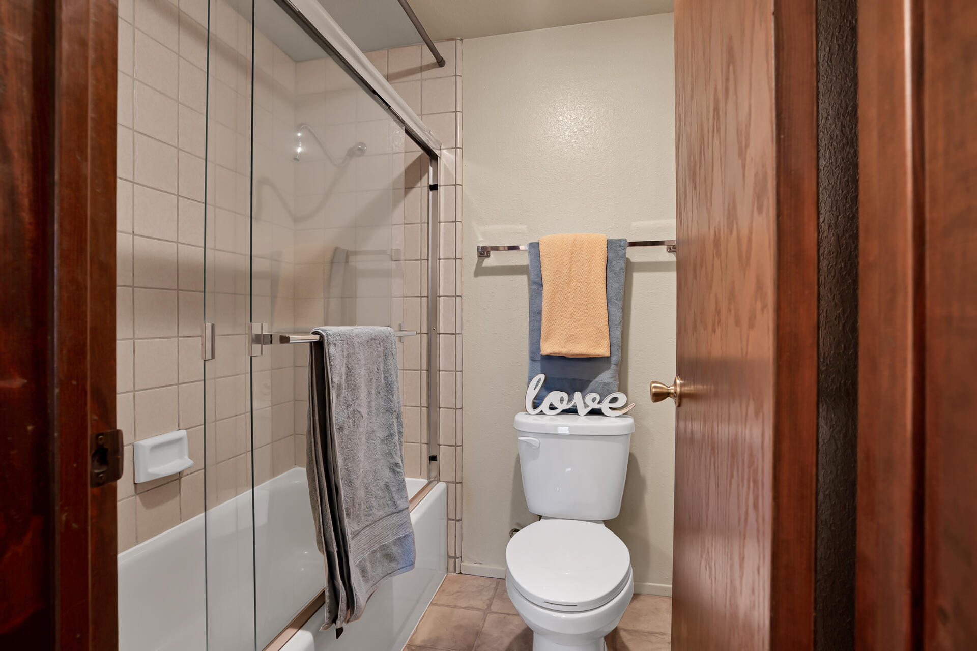 249 Ridgetop Drive, Unit 141 Redding, CA 96003 - Photo 15 of 25 Primary Bath/Tile