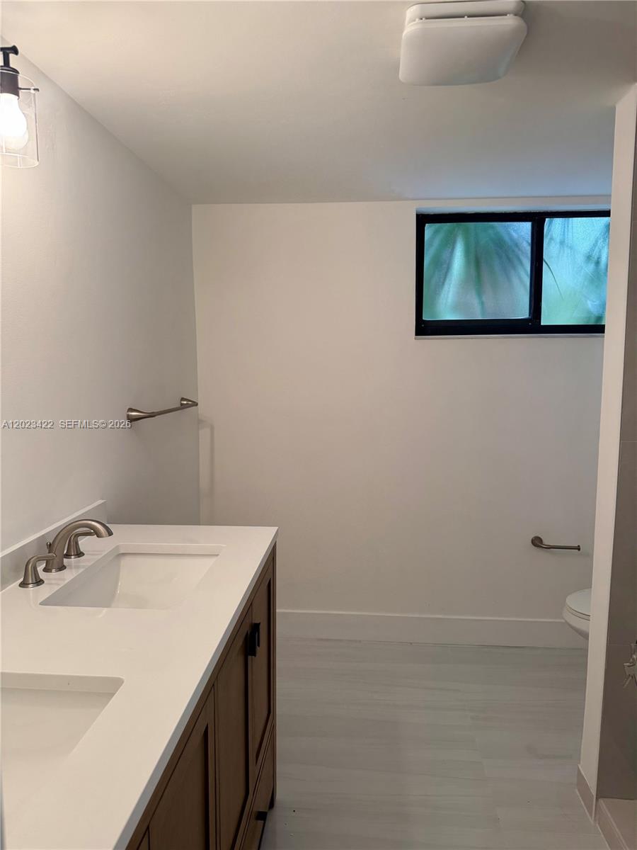 605 Ives Dairy Road, Unit 3067 Miami, FL 33179 - Photo 18 of 28 a bathroom with a sink and a mirror