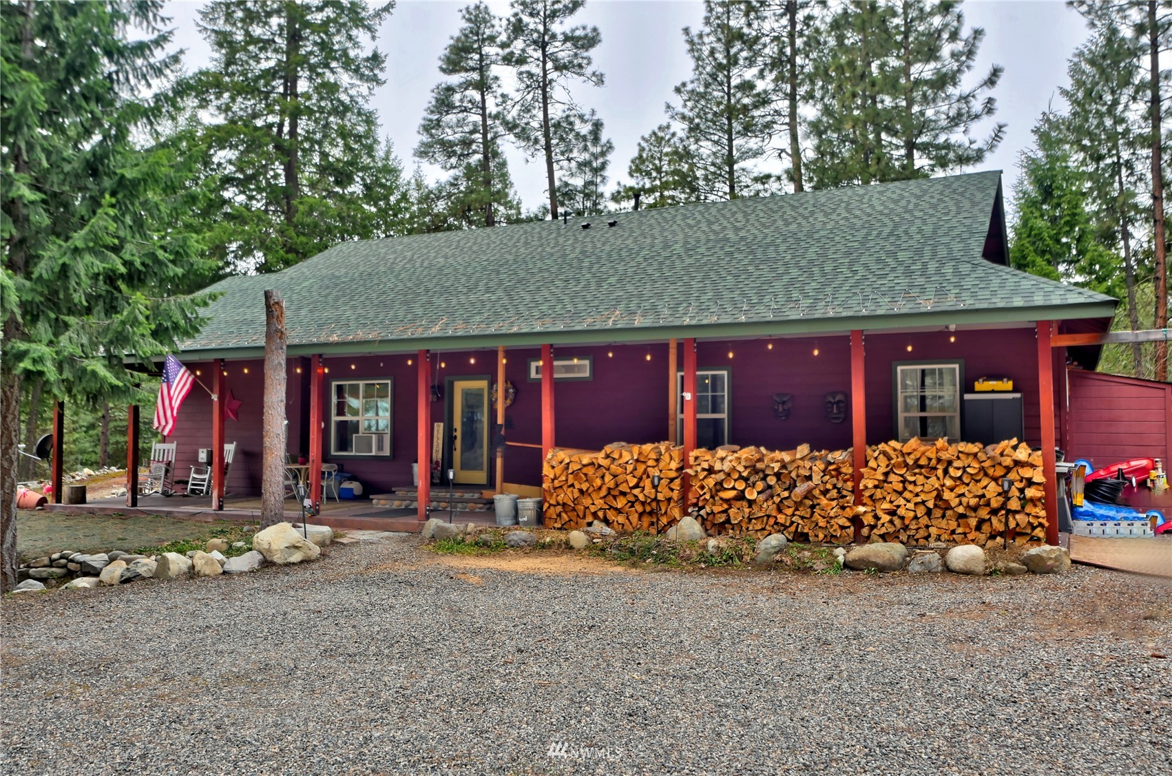 17 Highland Road Winthrop, WA 98862 - Photo 3 of 40 a front view of a house with garden