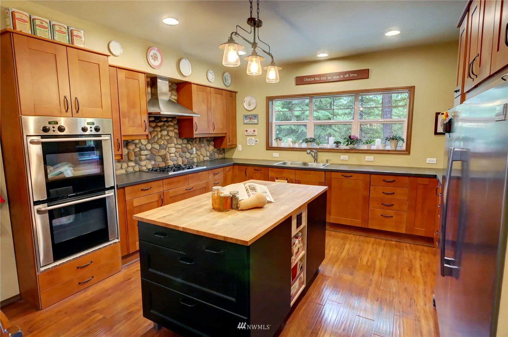 17 Highland Road Winthrop, WA 98862 - Photo 6 of 40 a kitchen with stainless steel appliances granite countertop a sink stove and refrigerator