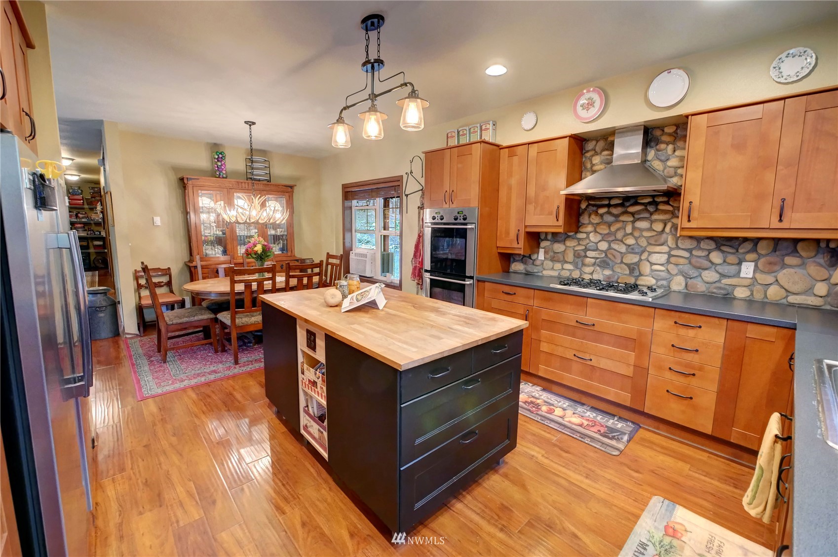 17 Highland Road Winthrop, WA 98862 - Photo 10 of 40 a kitchen with stainless steel appliances granite countertop a stove and a refrigerator