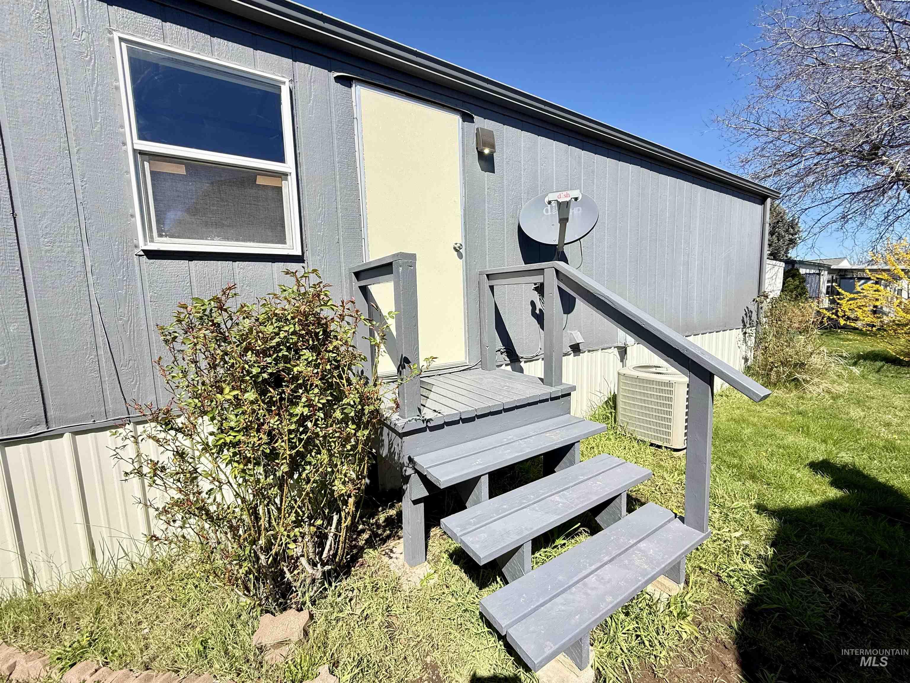 2015 6th Avenue, Unit 321 Clarkston, WA 99403 - Photo 5 of 34 Property entrance featuring a lawn