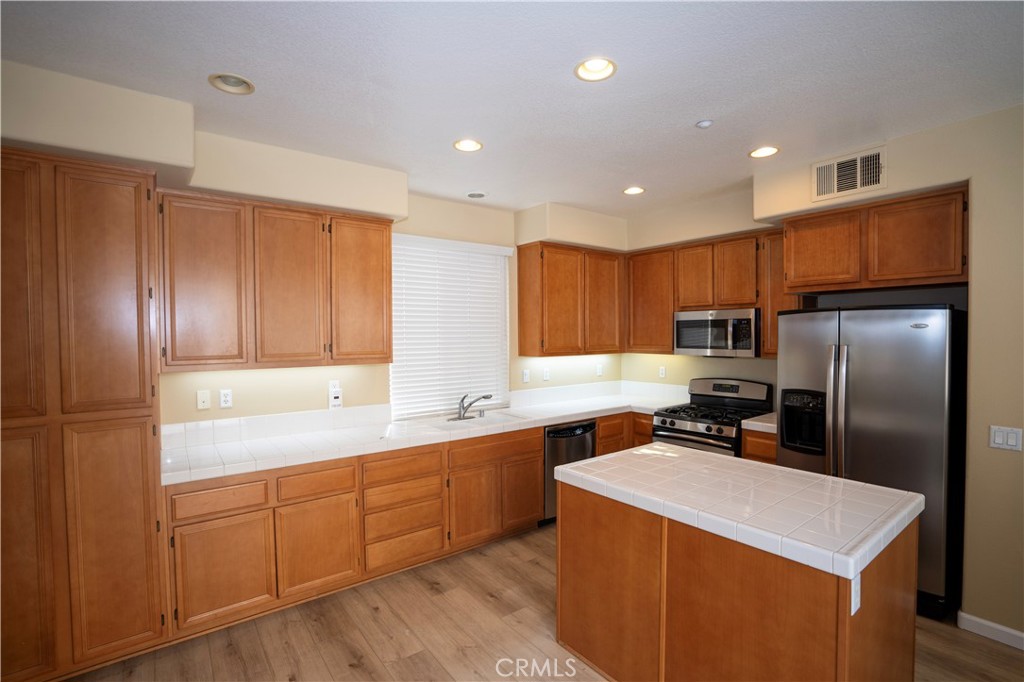 60 Crocus Street Redlands, CA 92373 - Photo 5 of 16 Kitchen