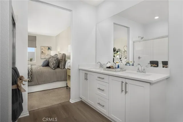a en suite bathroom with double sink and a mirror