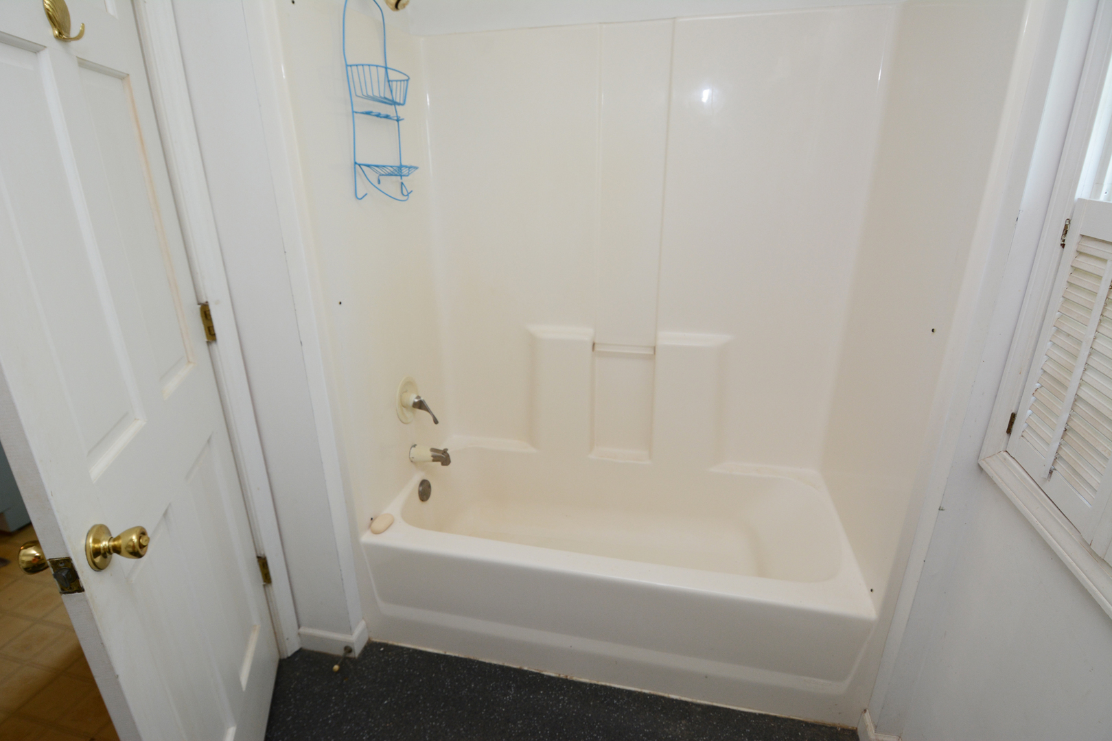 6115 South University Road Shabbona, IL 60550 - Photo 18 of 37 a bathroom with a bathtub