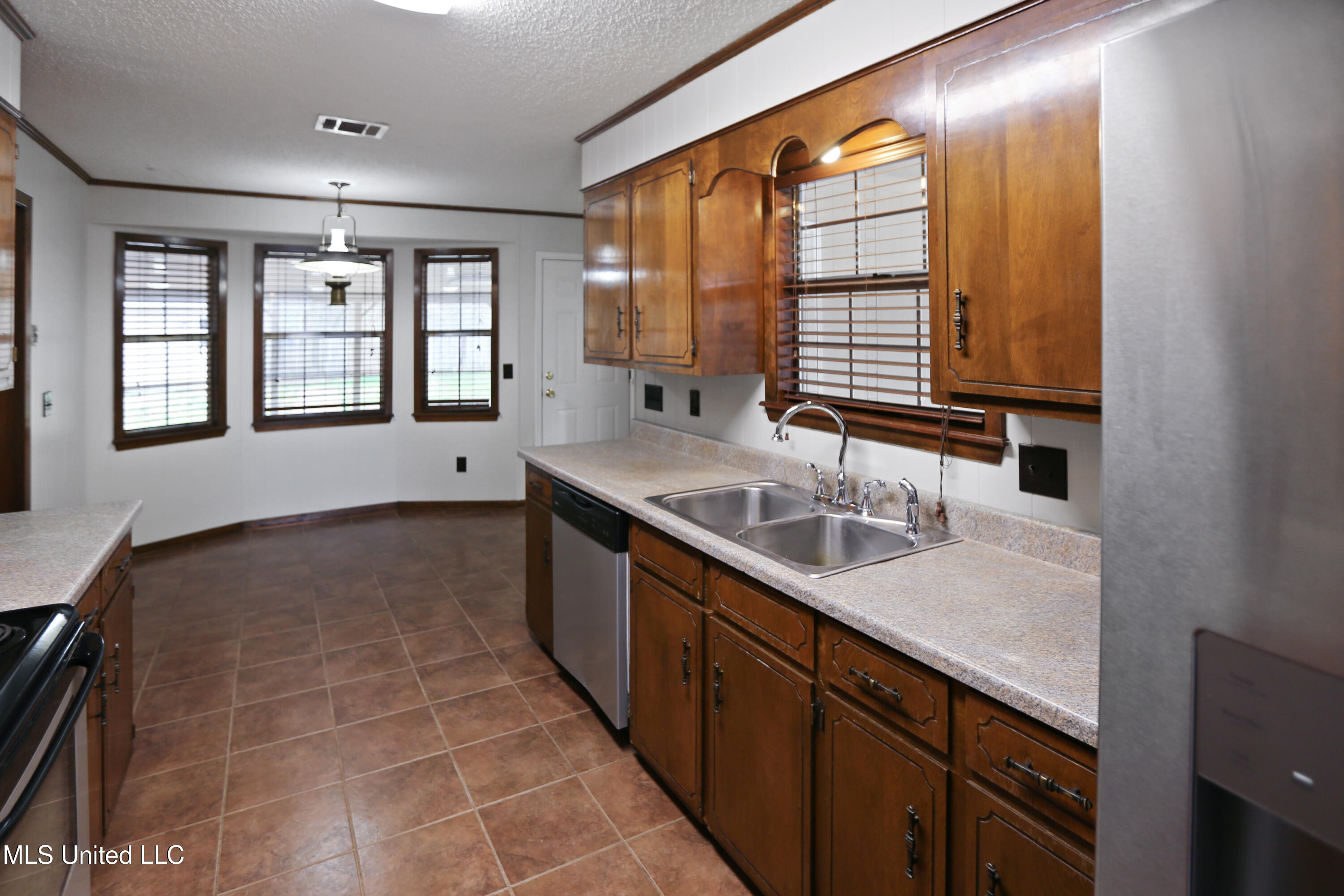 343 Swan Ridge Drive Jackson, MS 39212 - Photo 10 of 32 323 Swan Ridge Dr - 12