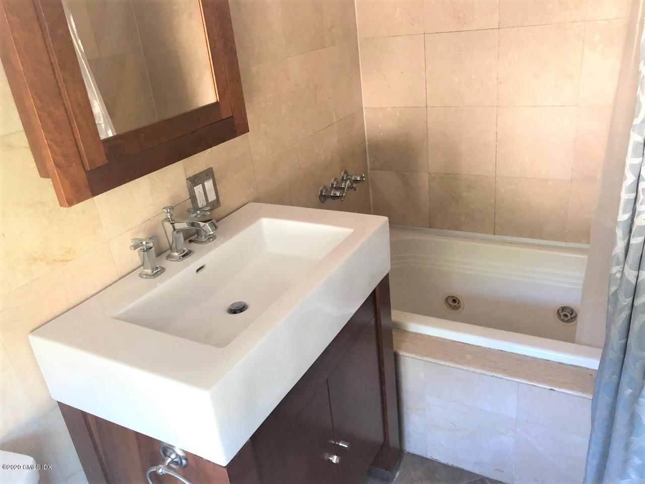 34 Pemberwick Road, Unit 2 Greenwich, CT 06831 - Photo 7 of 9 Master Bath