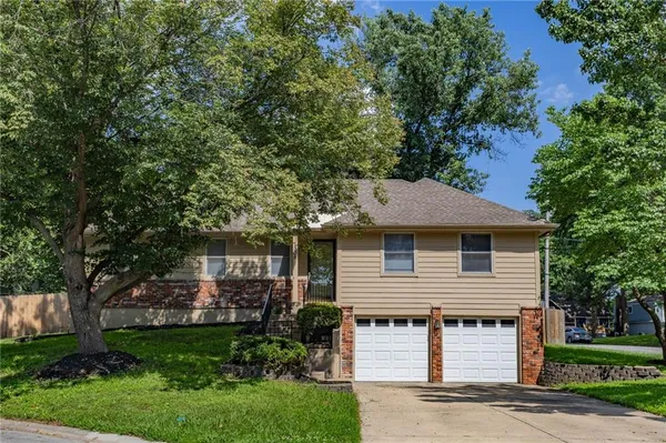 $369,900 | 1308 South Apache Court, Olathe, KS 66062