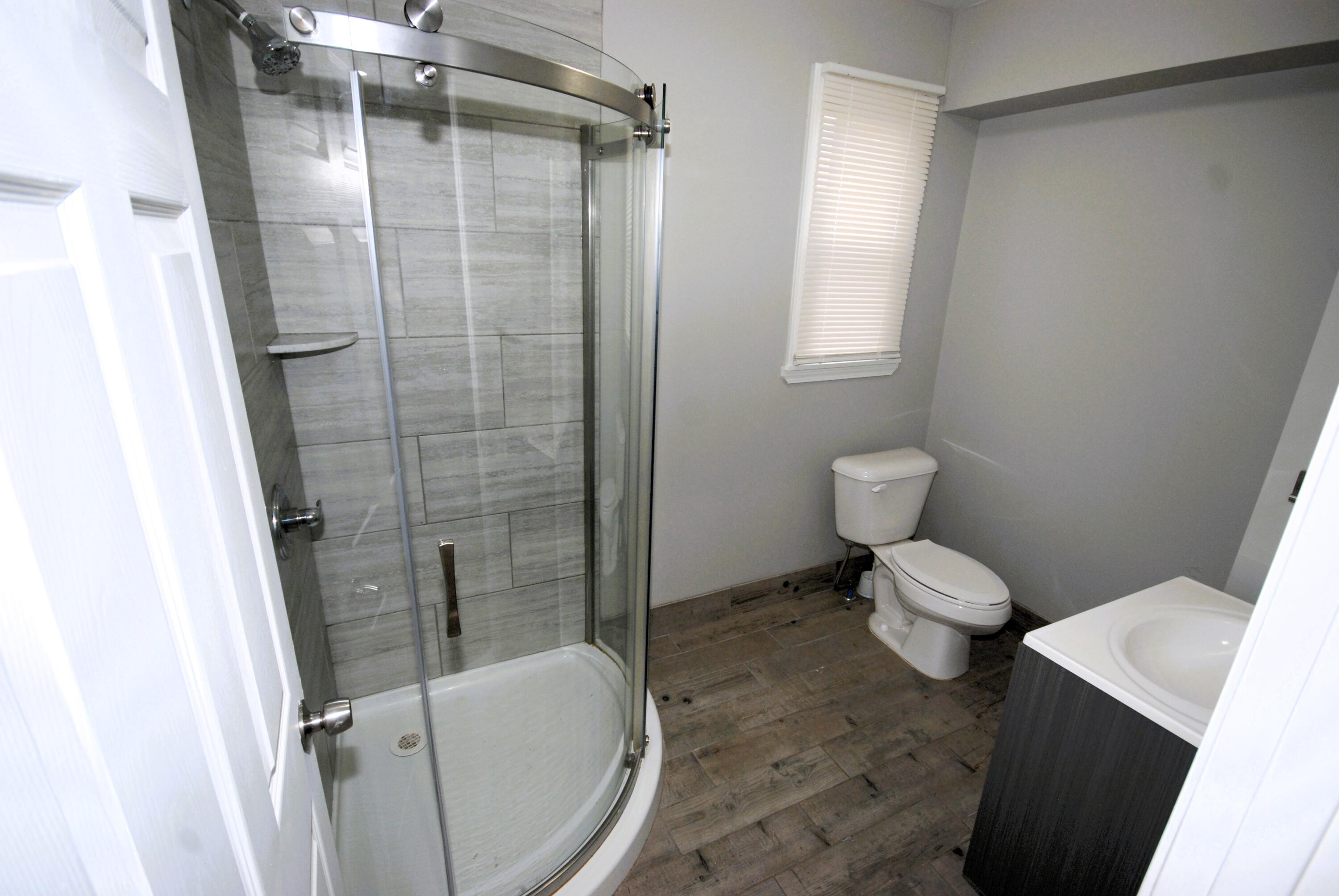 1872 Champaign Road Lincoln Park, MI 48146 - Photo 8 of 25 1st fl bath