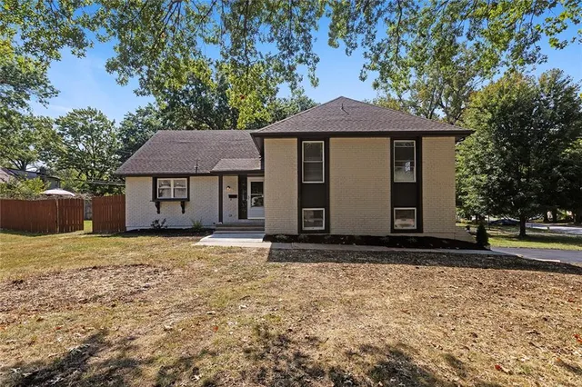 $332,500 | 12801 Winchester Avenue, Grandview, MO 64030