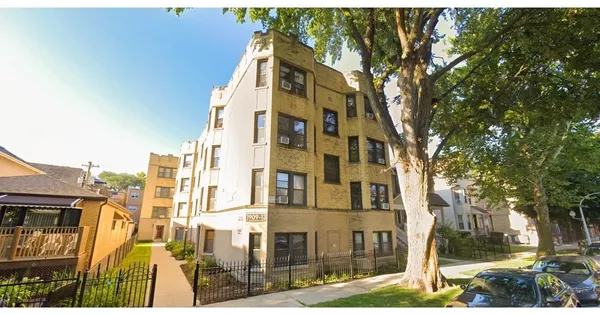 $2,045 | 1911 West Larchmont Avenue, Unit 3A, Chicago, IL 60613