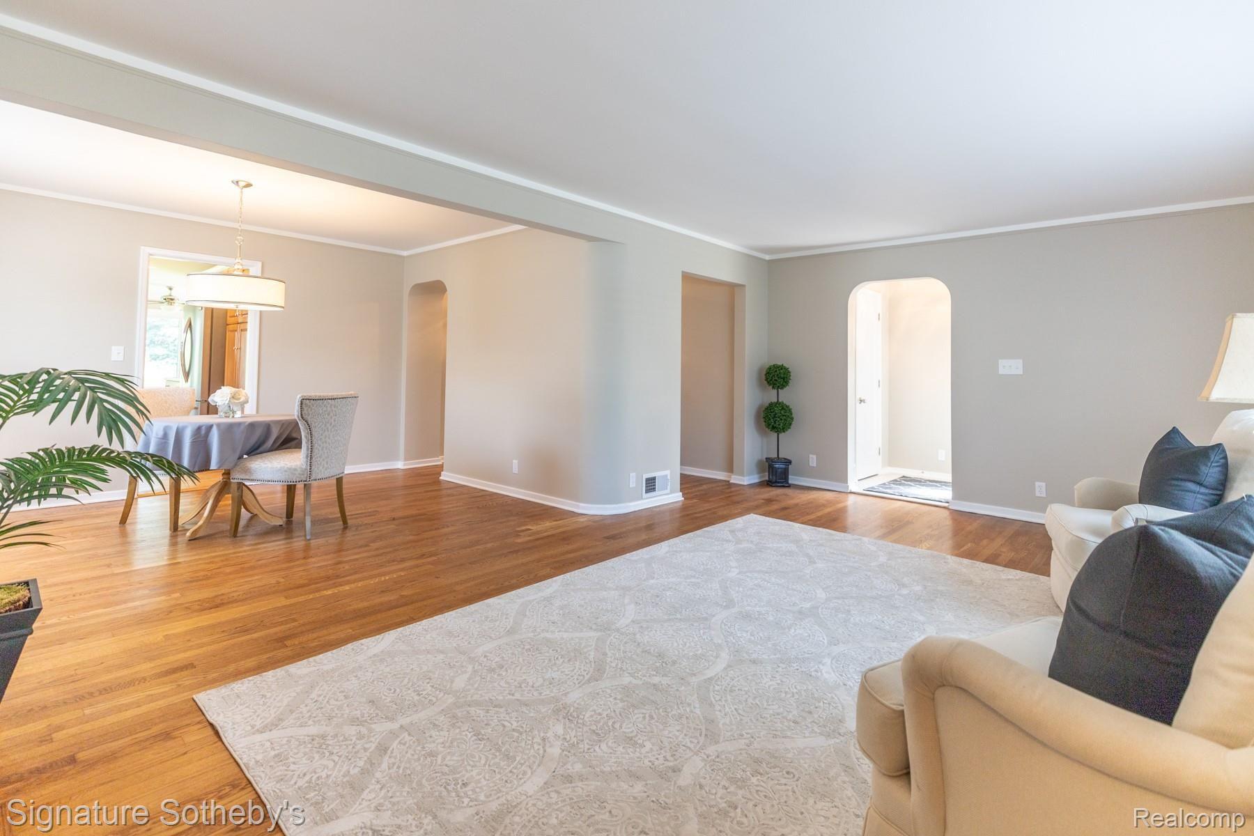 1464 South Renaud Road Grosse Pointe, MI 48236 - Photo 10 of 25 Living Room FDV.jpg