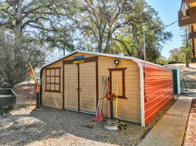 a view of a backyard