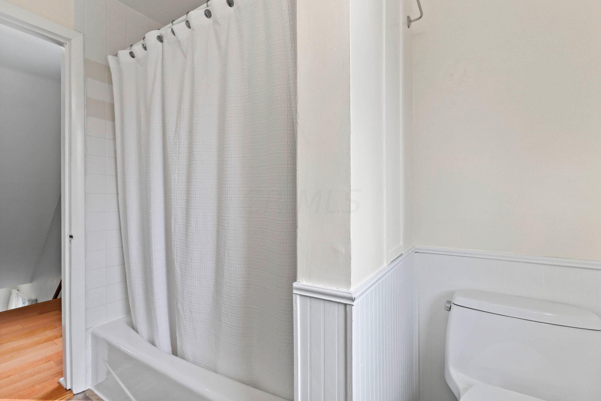 423 Garden Road Columbus, OH 43214 - Photo 21 of 29 Full Bathroom