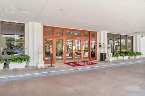 $2,000 | 700 Biltmore Way, Unit 918, Coral Gables, FL 33134