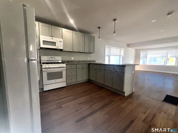 $3,400 | 105 Churchill Street, Fairfield, CT 06824