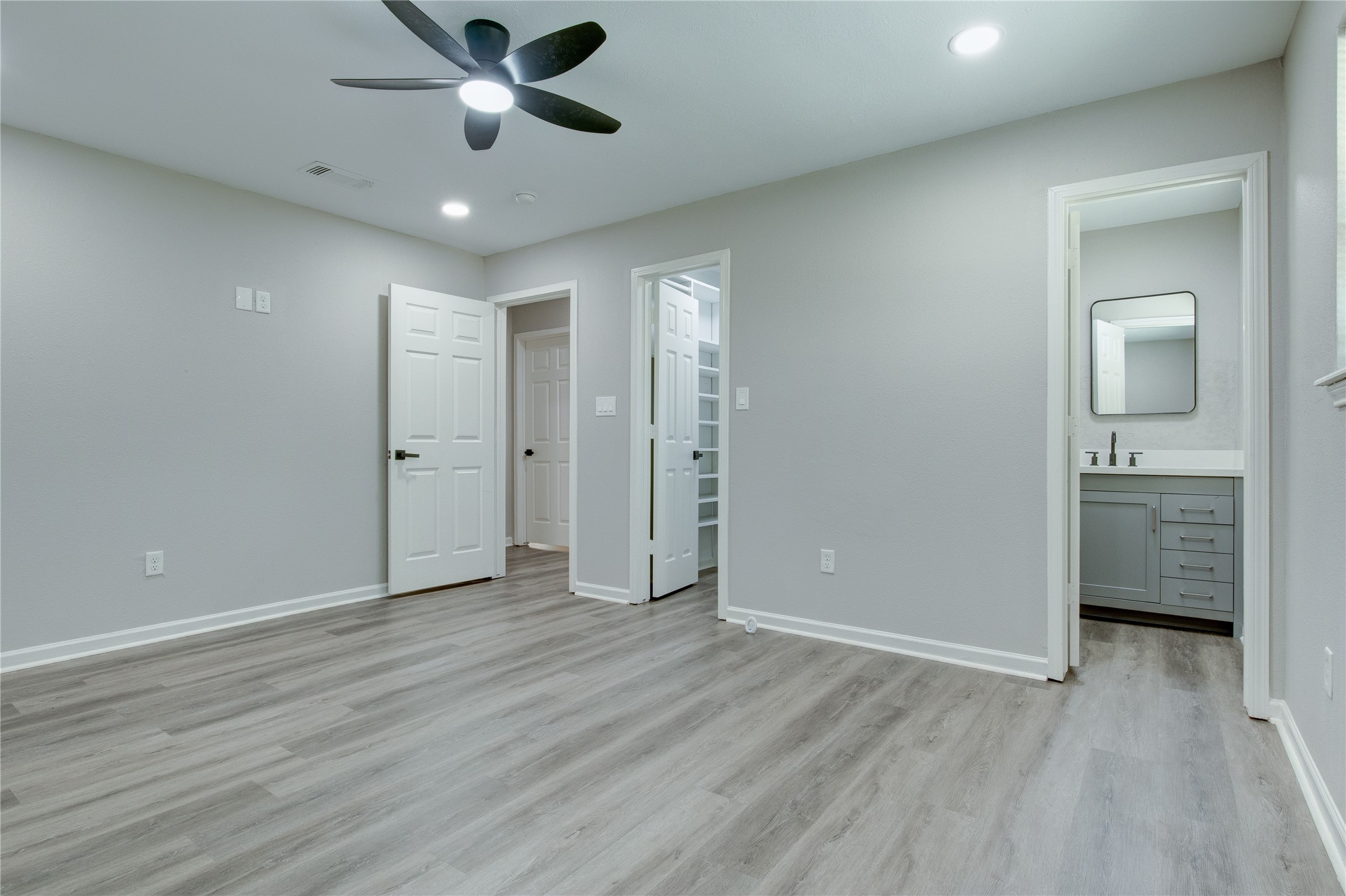 8406 Beechaven Road La Porte, TX 77571 - Photo 8 of 27 Primary bed room with walk-in closet.