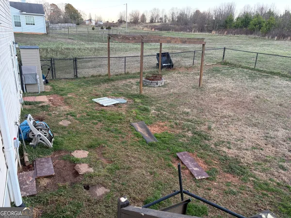 a view of a yard in the back