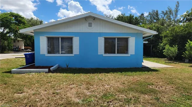 a view of a house with a yard