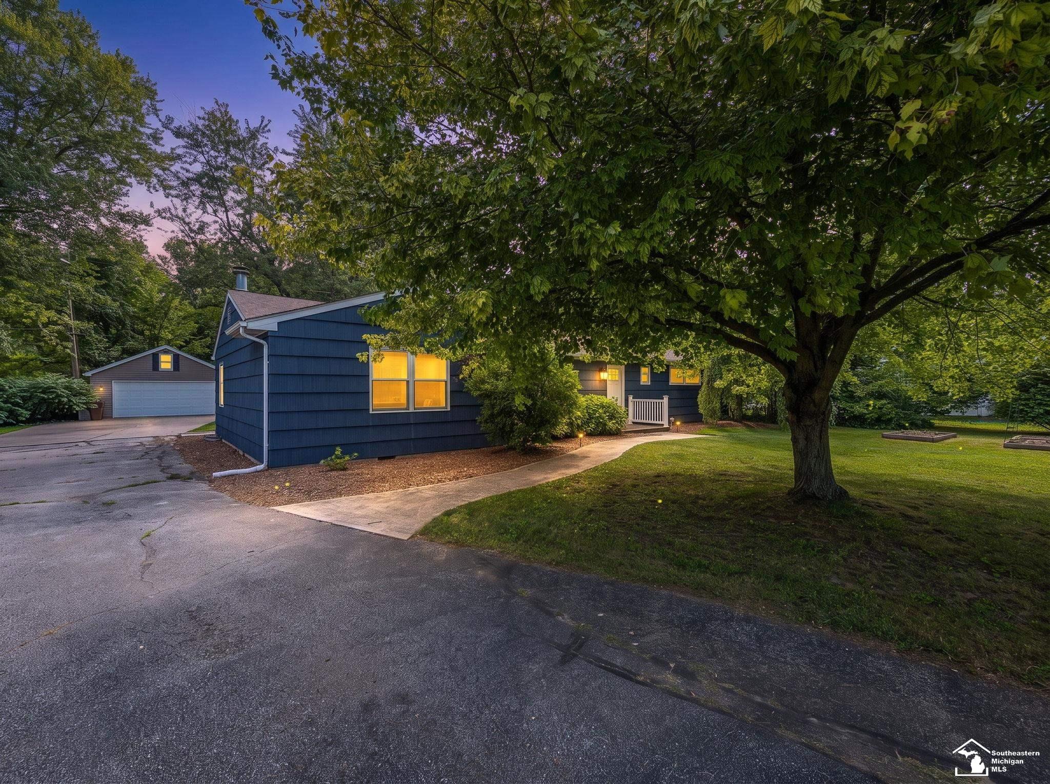 2621 Blue Bush Road Monroe, MI 48162 - Photo 2 of 37 50219327-c7750de1-0b79-4043-865e-2c99ae7177c4.JPG