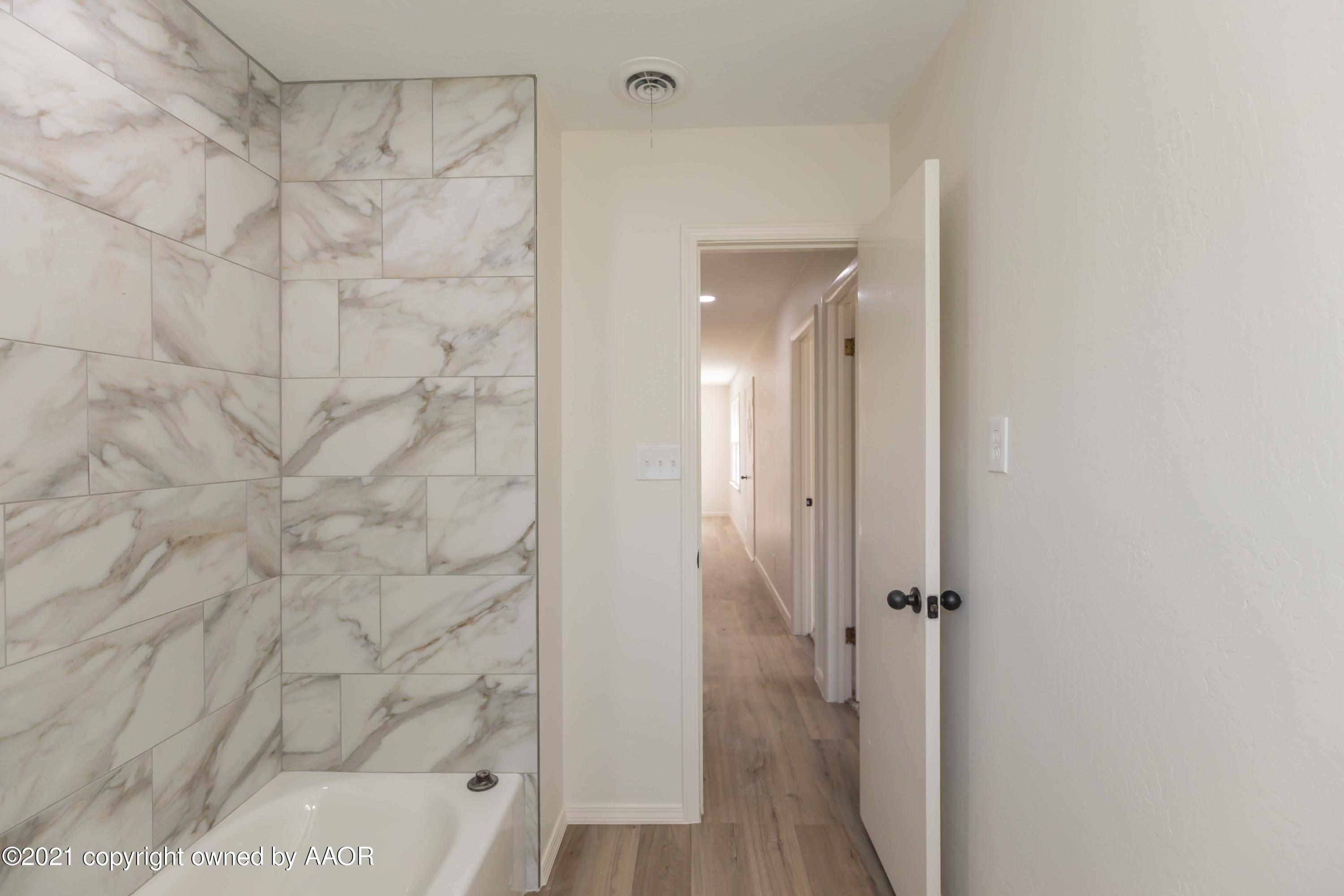 4702 South Rusk Street Amarillo, TX 79110 - Photo 23 of 36 a bathroom with a shower