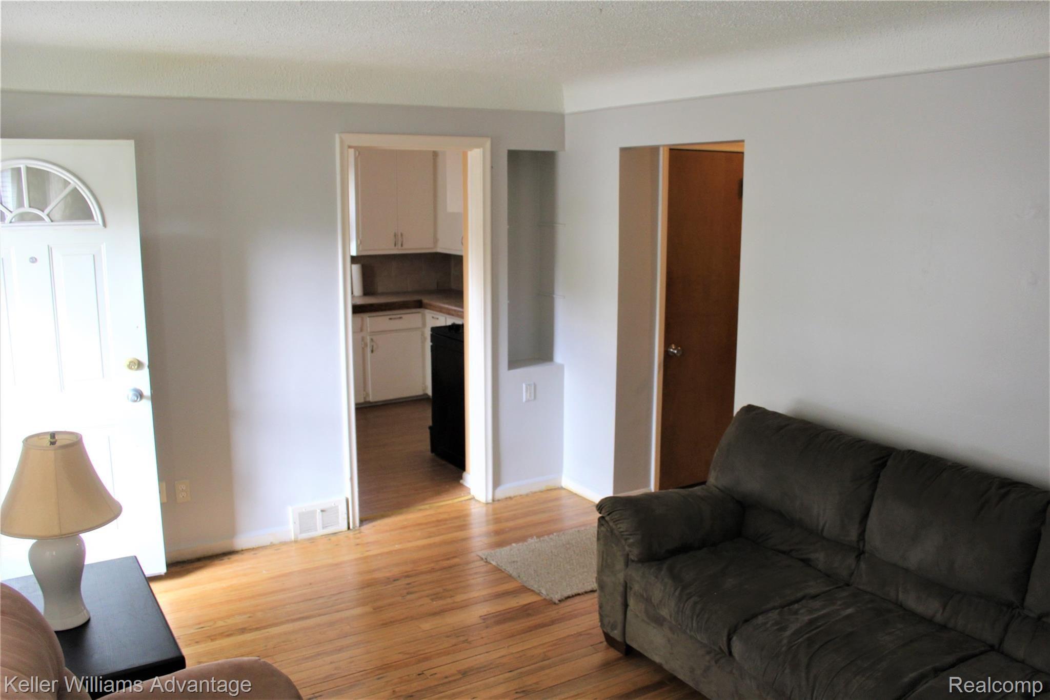 18105 Stephens Road Eastpointe, MI 48021 - Photo 3 of 24 IMG_3319.JPG
