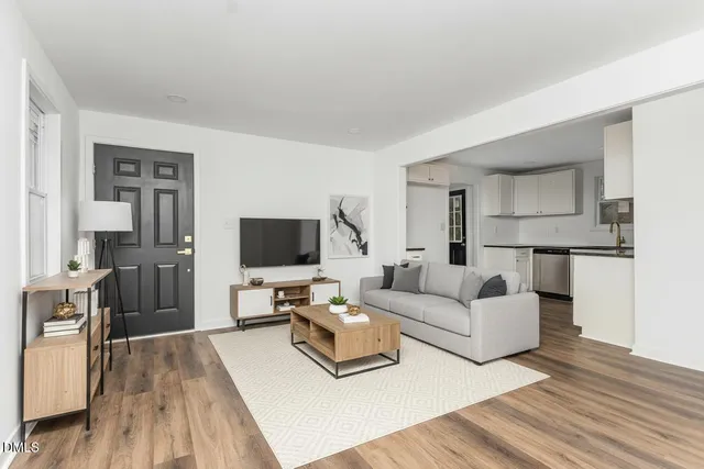 a view of a house with backyard