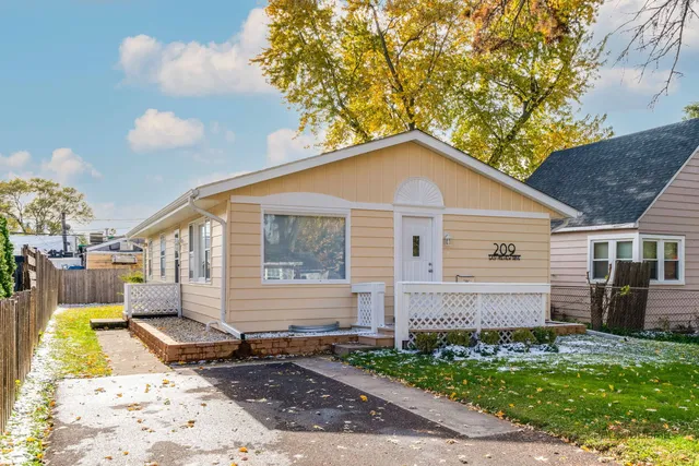 $269,900 | 209 East Pineview Drive, Round Lake Park, IL 60073