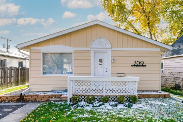 $269,900 | 209 East Pineview Drive, Round Lake Park, IL 60073