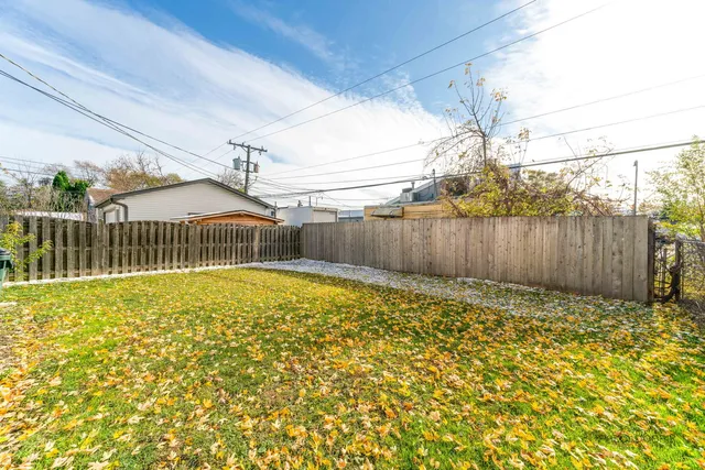 $269,900 | 209 East Pineview Drive, Round Lake Park, IL 60073