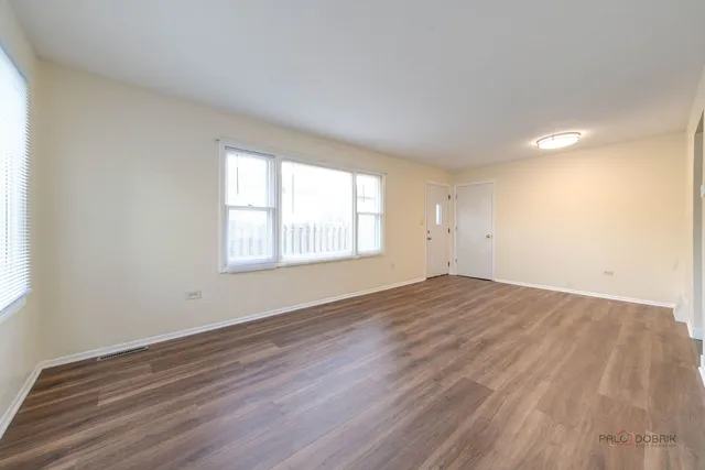 $269,900 | 209 East Pineview Drive, Round Lake Park, IL 60073