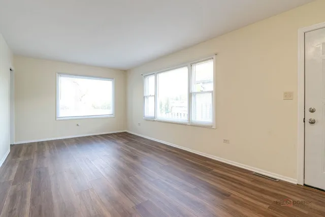 $269,900 | 209 East Pineview Drive, Round Lake Park, IL 60073