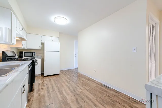 $269,900 | 209 East Pineview Drive, Round Lake Park, IL 60073