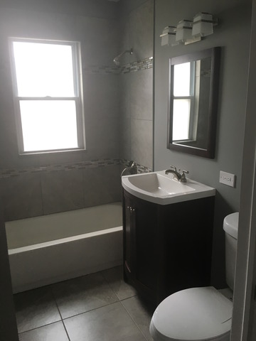 1530 State Line Road Calumet City, IL 60409 - Photo 13 of 16 a bathroom with a sink a toilet and tub