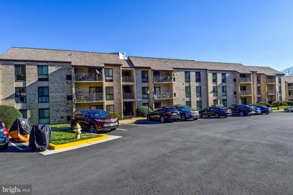 $2,900 | 6135 Edsall Road, Unit I, Alexandria, VA 22304