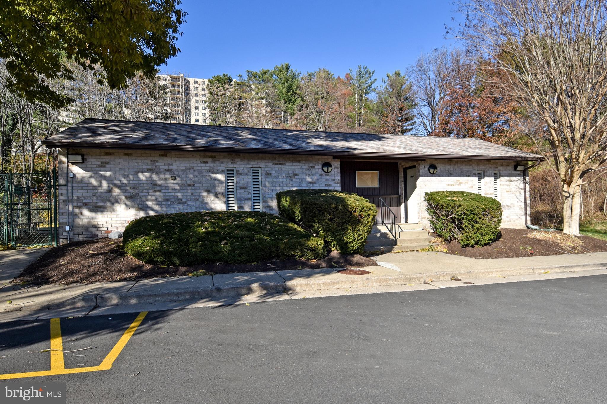 6135 Edsall Road, Unit I Alexandria, VA 22304 - Photo 32 of 47 a front view of a house with a garden