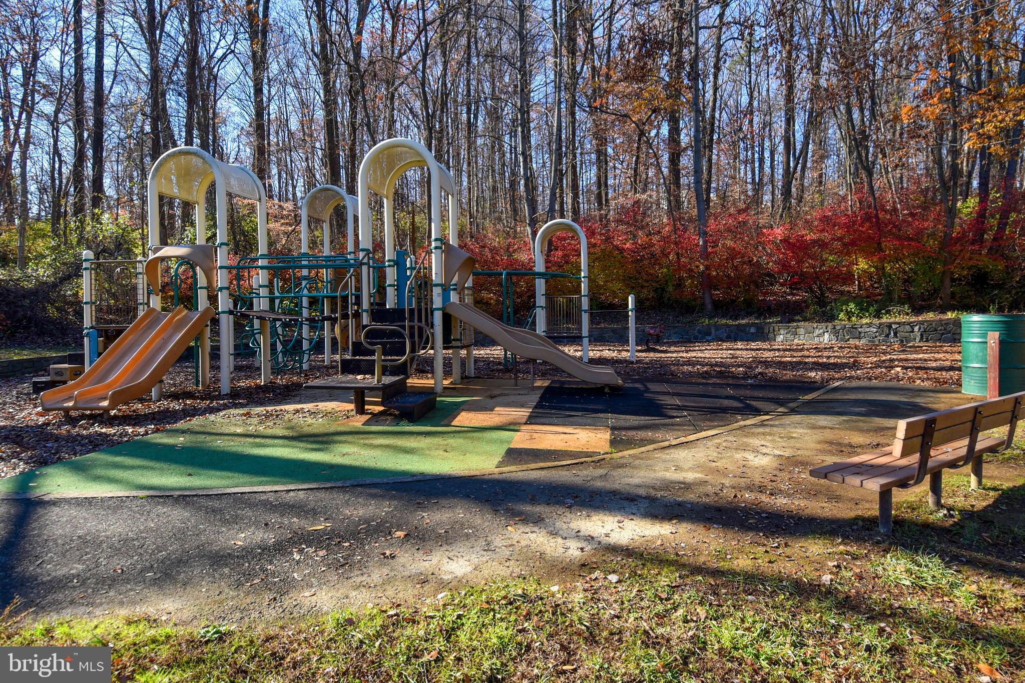 6135 Edsall Road, Unit I Alexandria, VA 22304 - Photo 38 of 47 a view of a house with swimming pool and a yard
