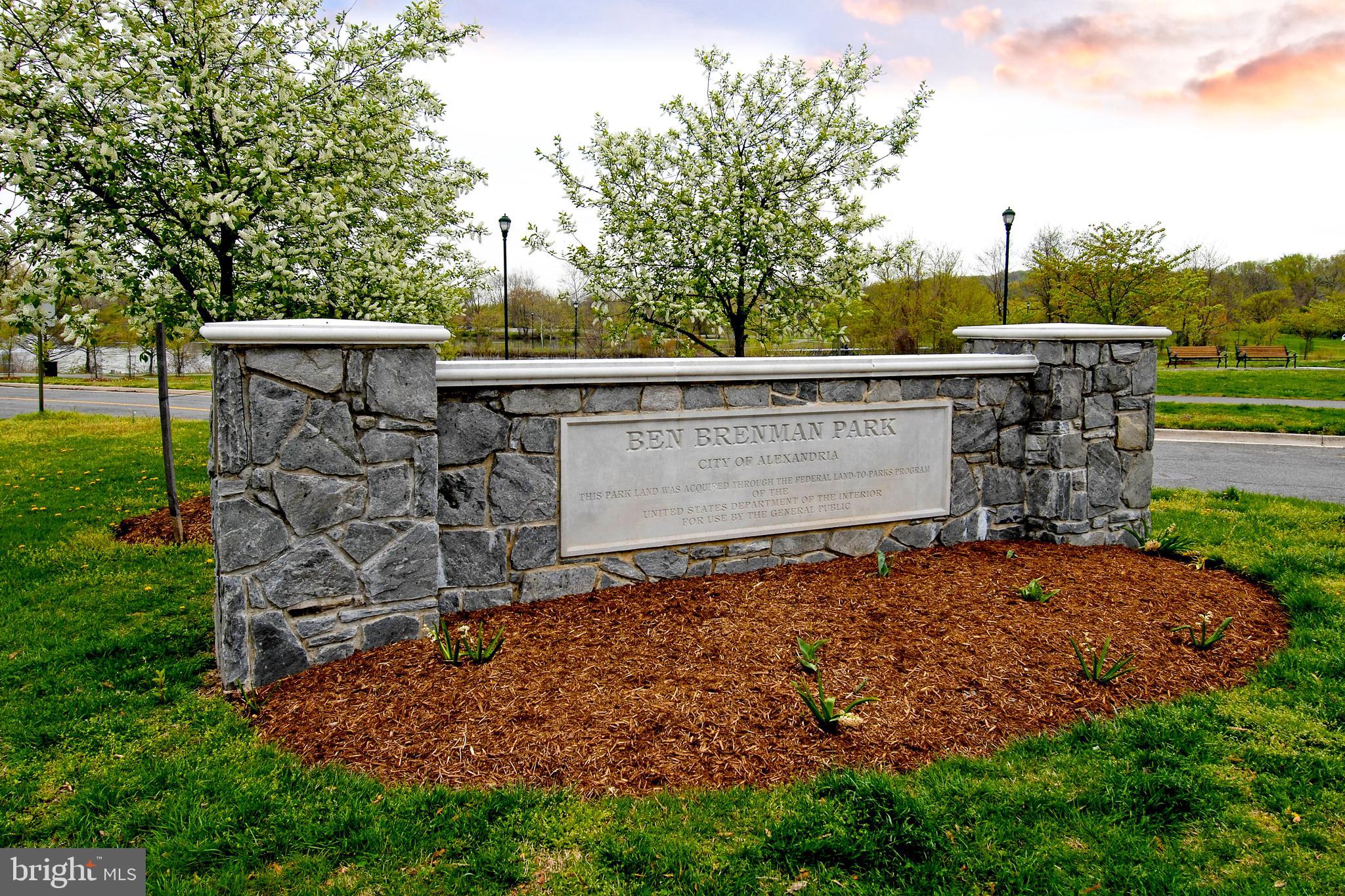 6135 Edsall Road, Unit I Alexandria, VA 22304 - Photo 43 of 47 a view of a wooden fence
