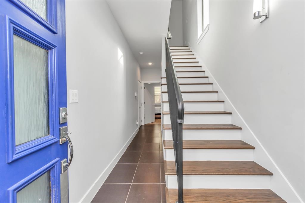 2119 Hadley Street Houston, TX 77003 - Photo 3 of 29 Entrance Foyer (First Floor)
