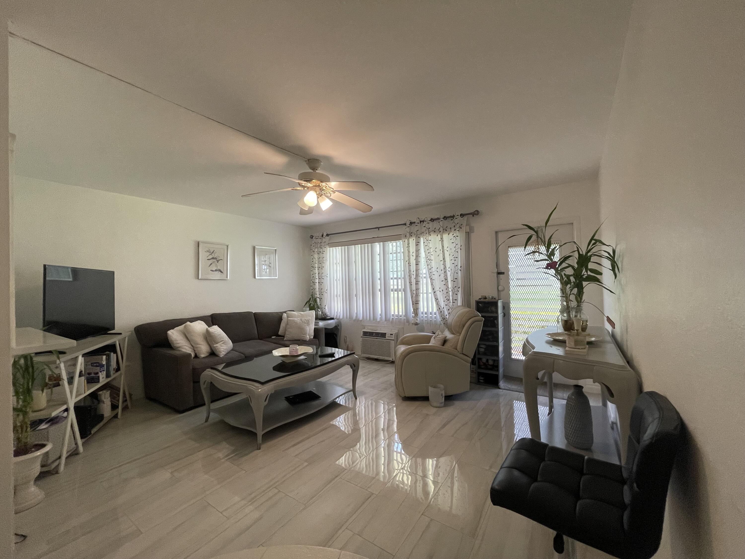 49 Mansfield B Boca Raton, FL 33434 - Photo 3 of 31 Living