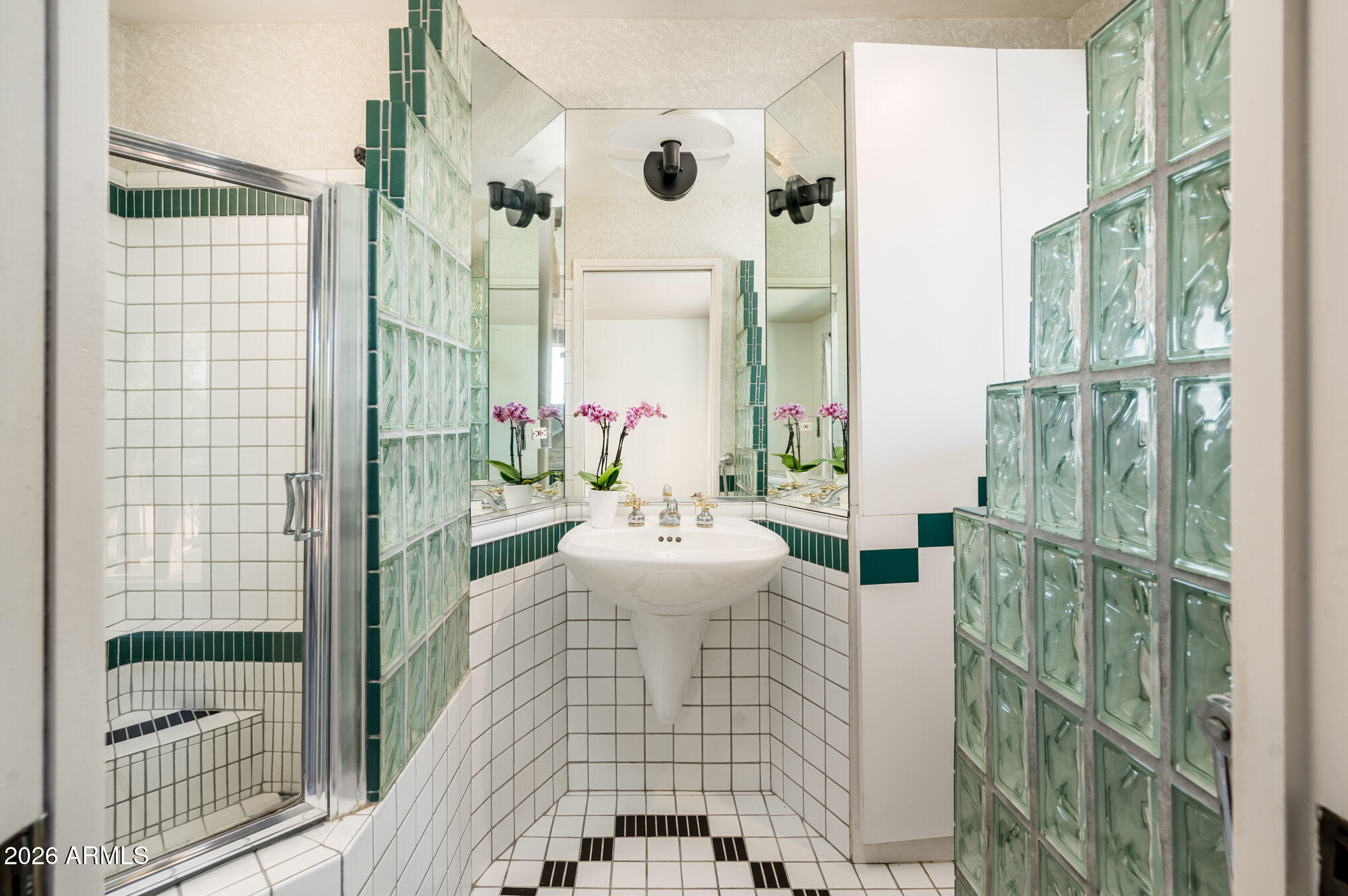 9640 North 18th Street Phoenix, AZ 85020 - Photo 23 of 51 Primary Bath