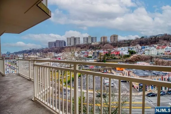 $3,100 | 1055 River Road, Unit 803, Edgewater, NJ 07020
