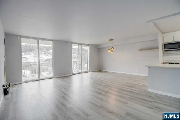 $3,100 | 1055 River Road, Unit 803, Edgewater, NJ 07020