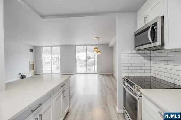 $3,100 | 1055 River Road, Unit 803, Edgewater, NJ 07020
